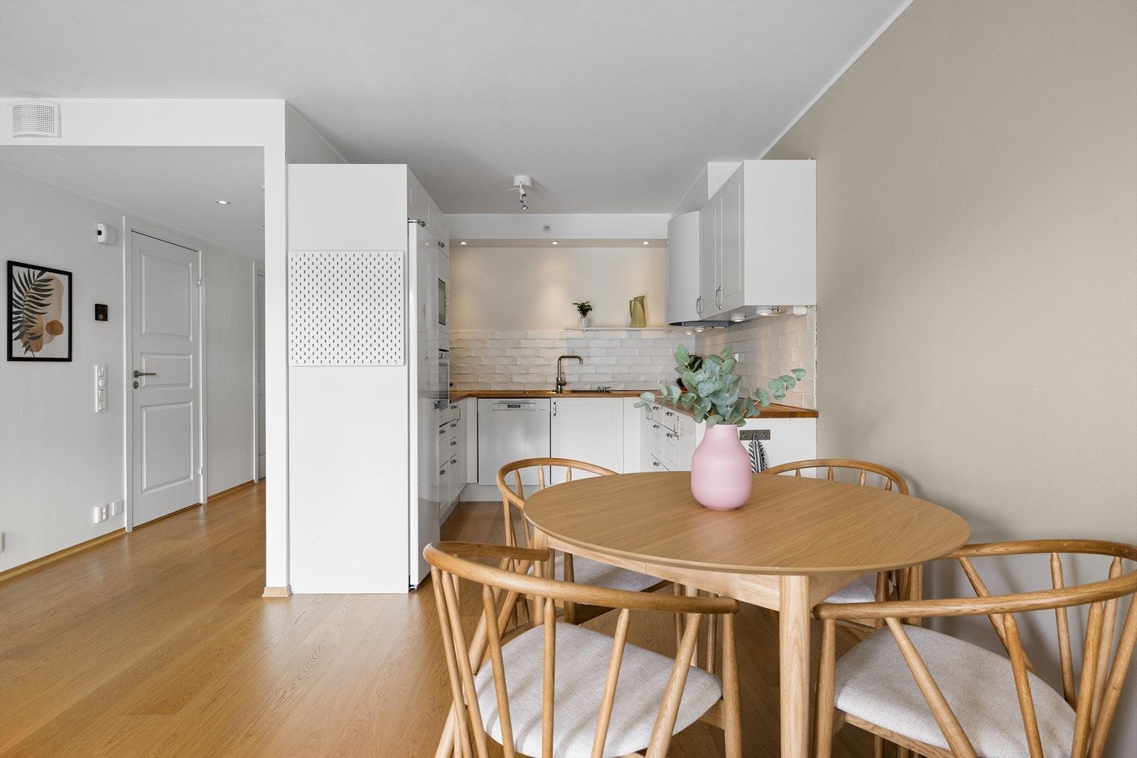 Rommets utforming byr på gode møbleringsmuligheter med plass til både sofagruppe og spisebord. Galleribilde
