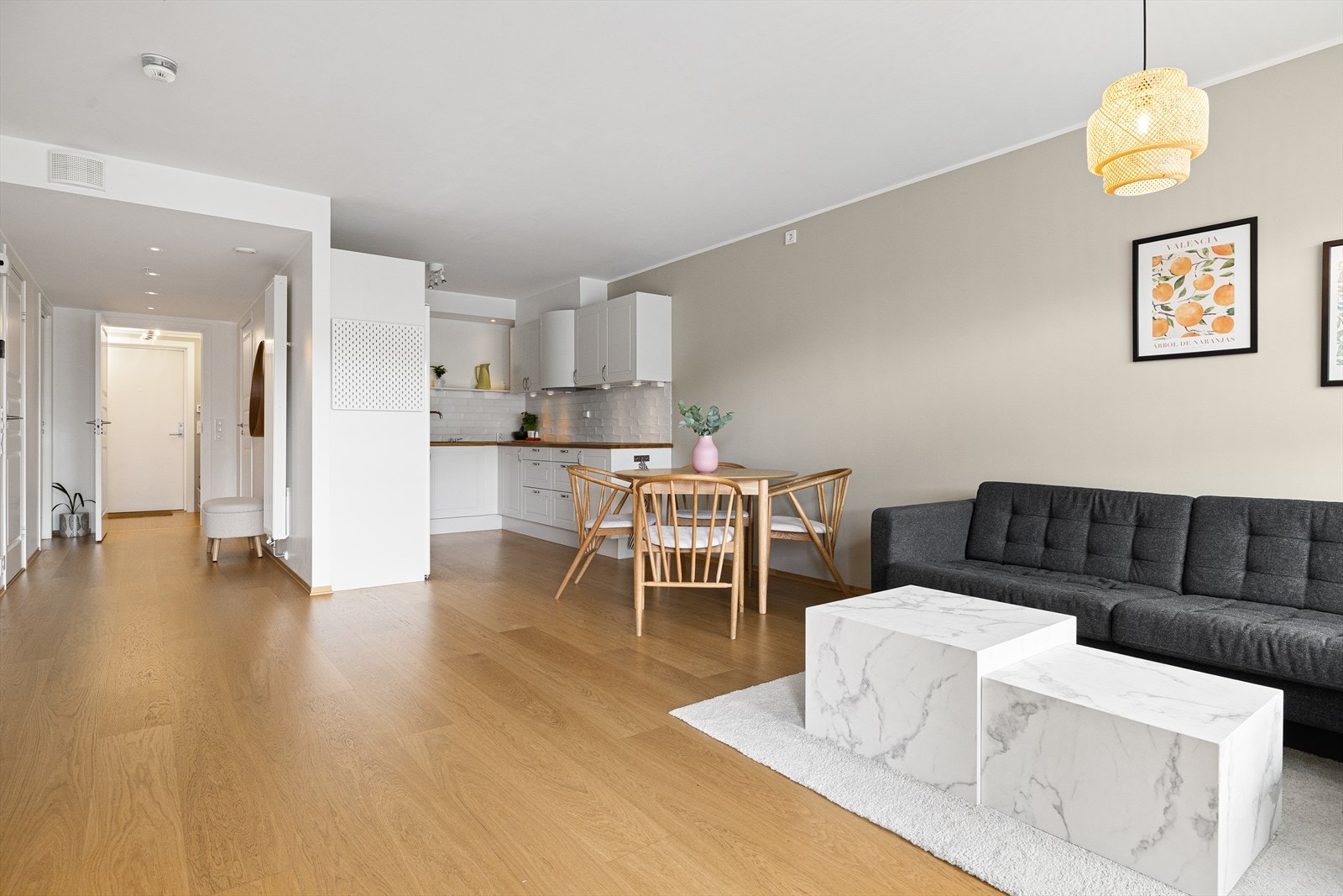 Oppholdsrommet er av god størrelse og byr på en åpen og sosial stue- og kjøkkenløsning på hele 28,50 m². Galleribilde