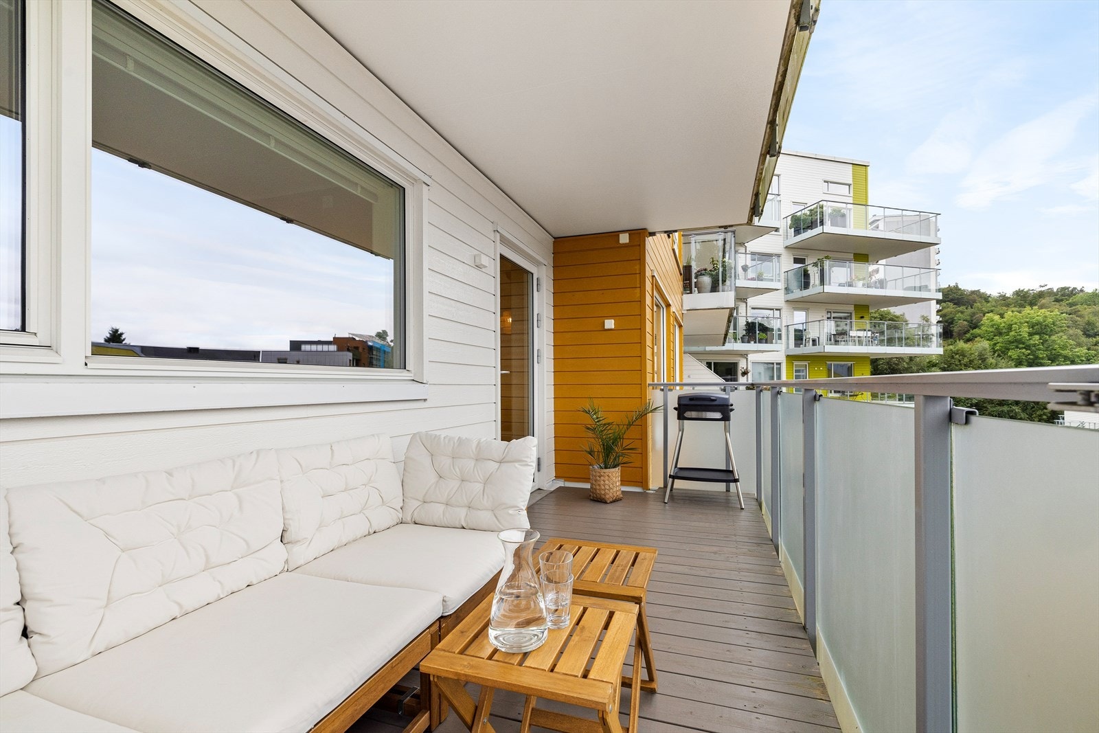 Terrassen er overbygd, noe som gjør at den kan benyttes også på dager med mindre heldig vær - en praktisk kvalitet her i Bergen. Galleribilde