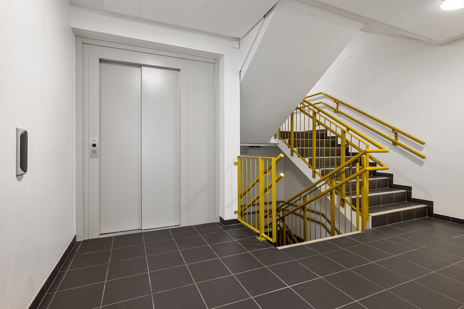 Det er heis i bygget som tar deg ned til garasjeanlegget, hvor det medfølger fast garasjeplass med elbillader. Galleribilde