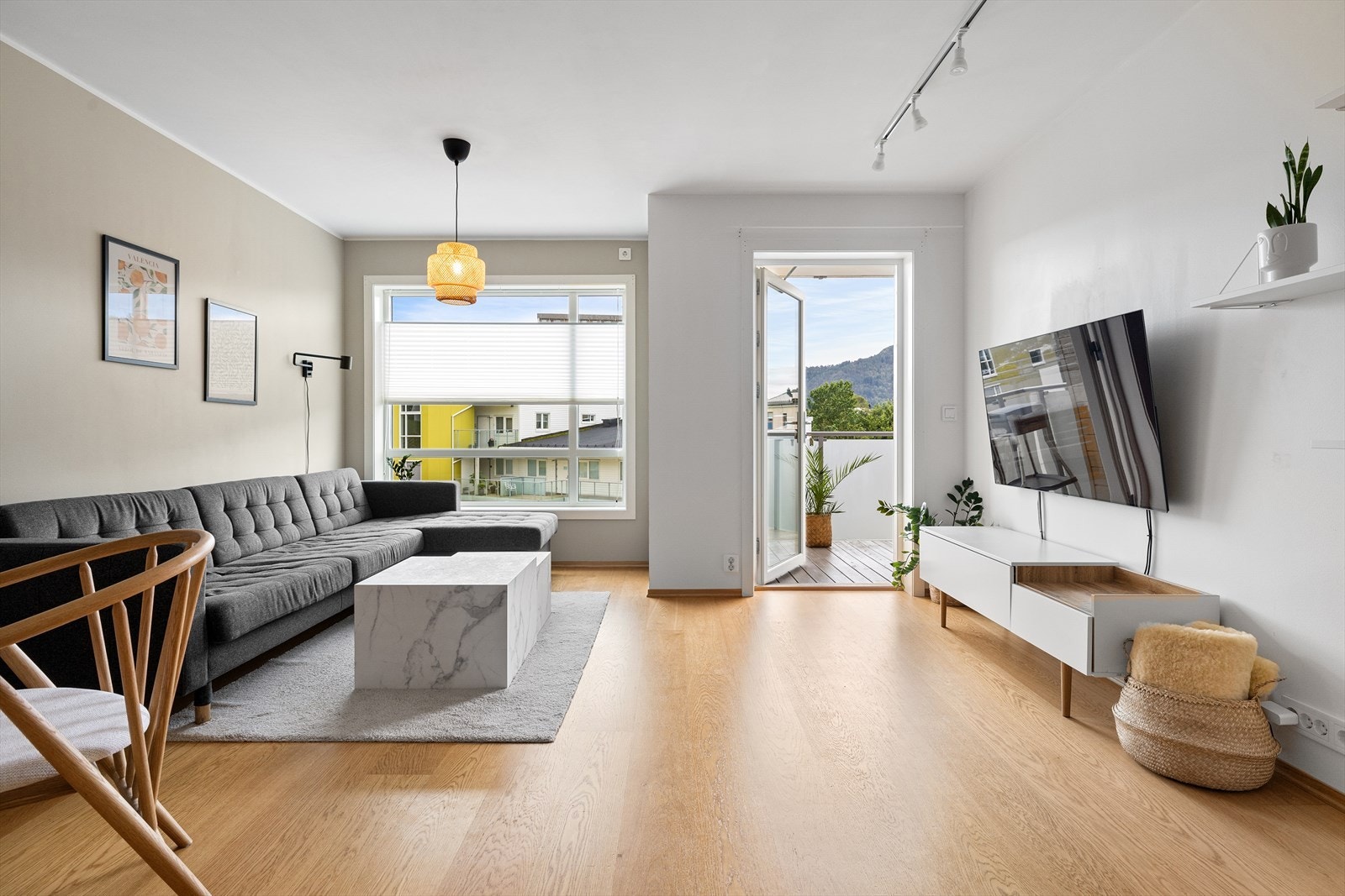 Velkommen inn! Her møtes du av en lys og luftig leilighet med en gjennomgående god romfølelse og en innbydende atmosfære. Galleribilde