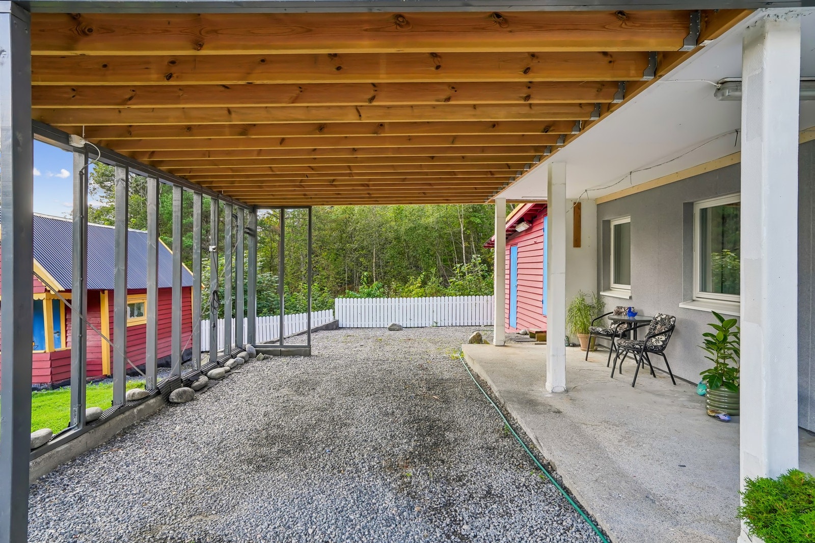 Under terrassen er det god plass til å etablere en lun uteplass med flere møbleringsmuligheter. Galleribilde