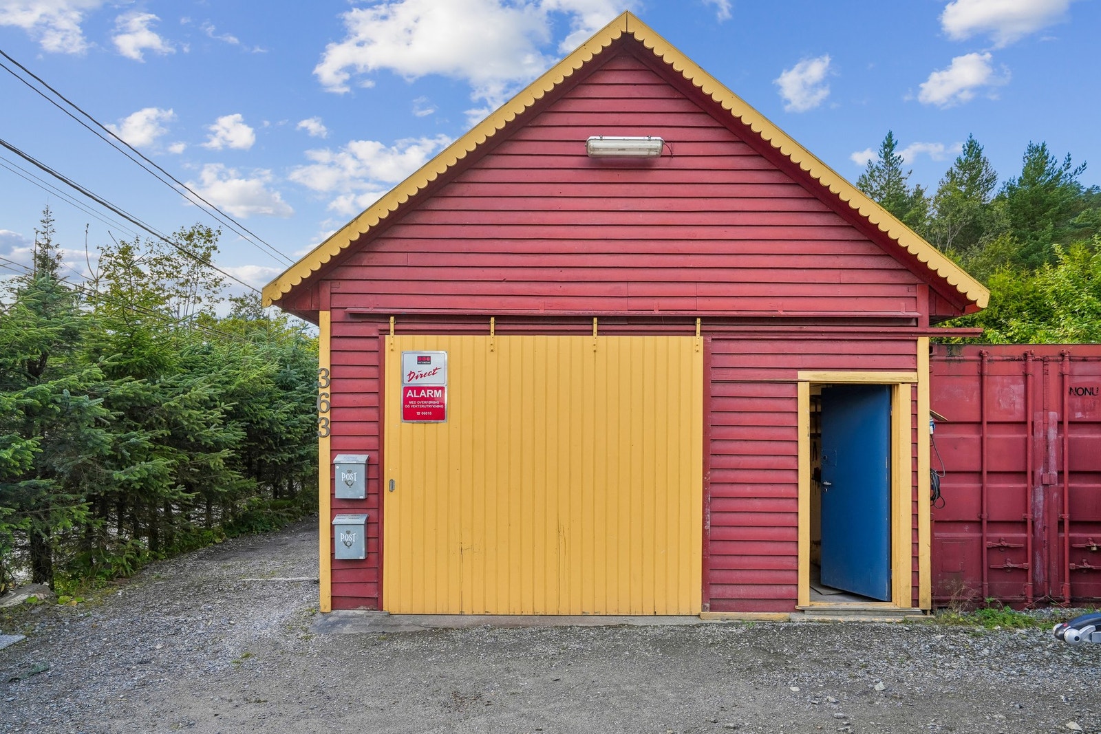 Garasjen byr på god plass til parkering, lagring og praktisk oppbevaring. Galleribilde