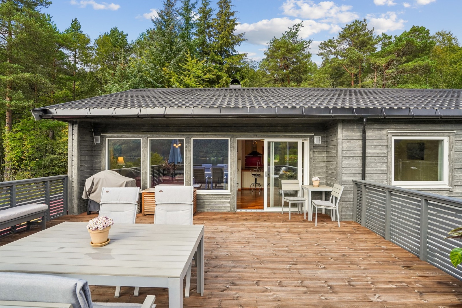 Terrassen nås direkte fra stuen og gir en naturlig overgang mellom inne- og utearealene. Galleribilde