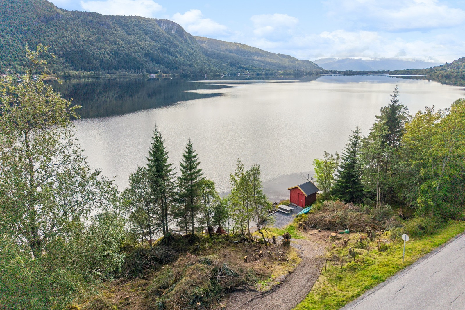 Flott utsikt over vannet, med vakker natur og fjellandskap som skaper en idyllisk ramme rundt eiendommen Galleribilde