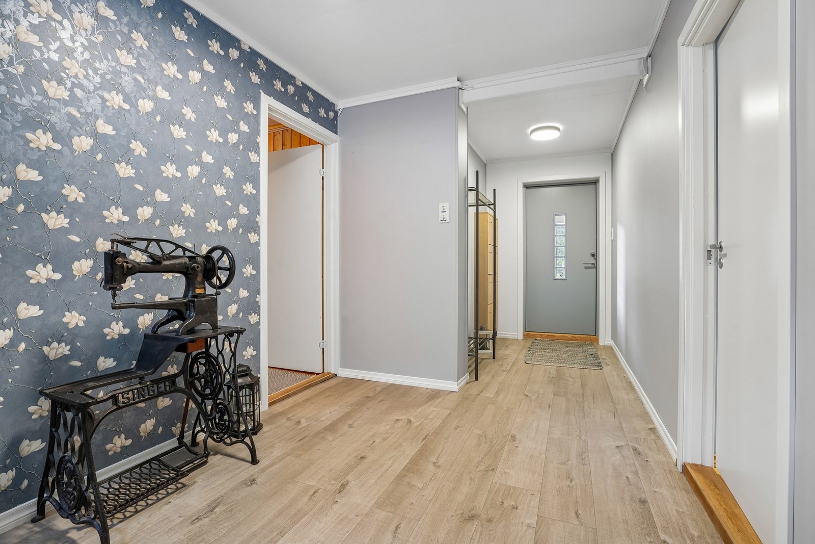 Den innholdsrike planløsningen gir god plass og fleksible bruksmuligheter for både familie og gjester. Galleribilde