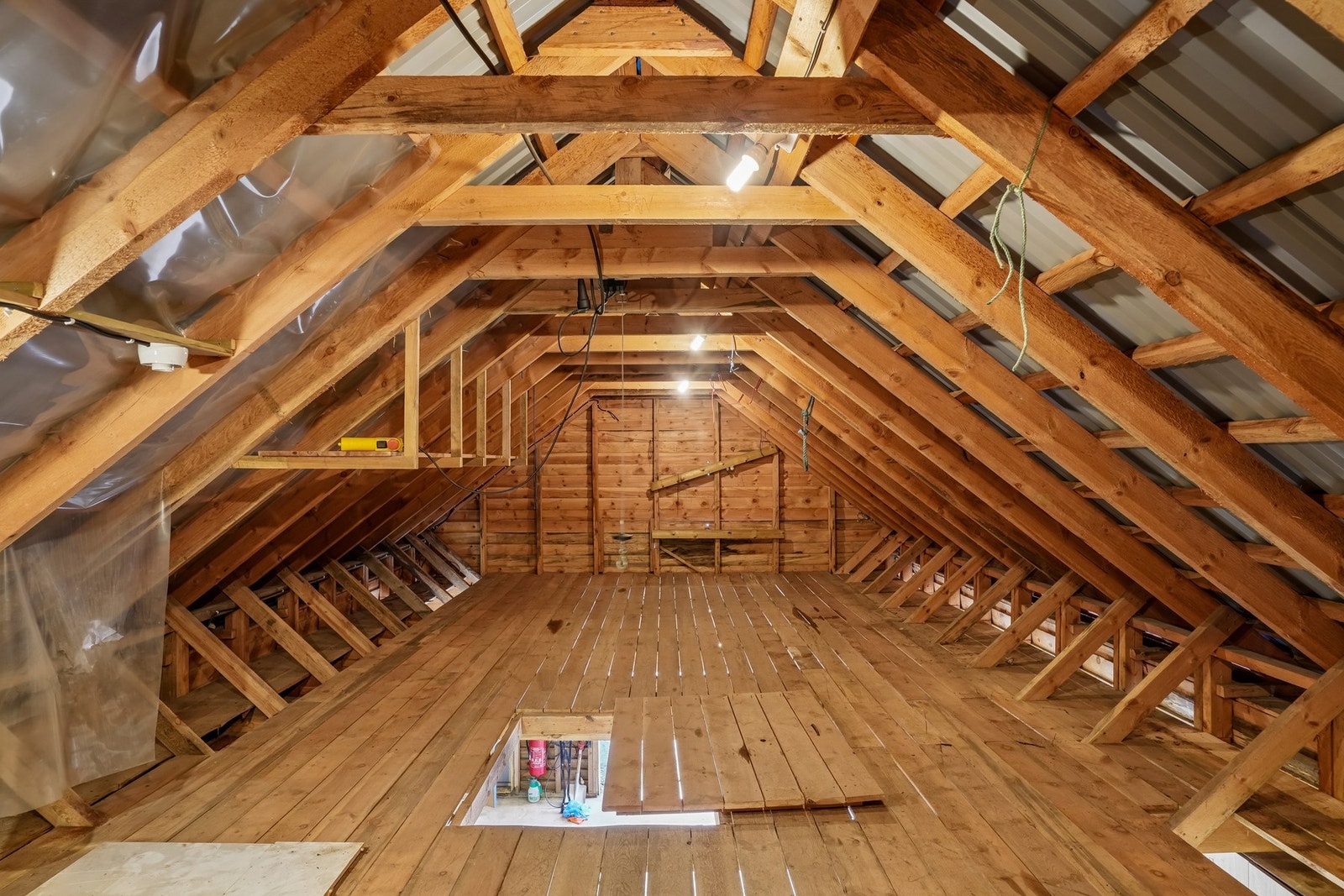 Over garasjen er det et romslig loft med gode oppbevaringsmuligheter. Galleribilde
