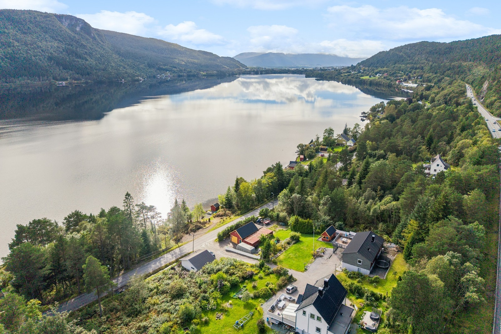 Oversiktsbilde over den romslige tomten og de naturskjønne omgivelsene. Galleribilde
