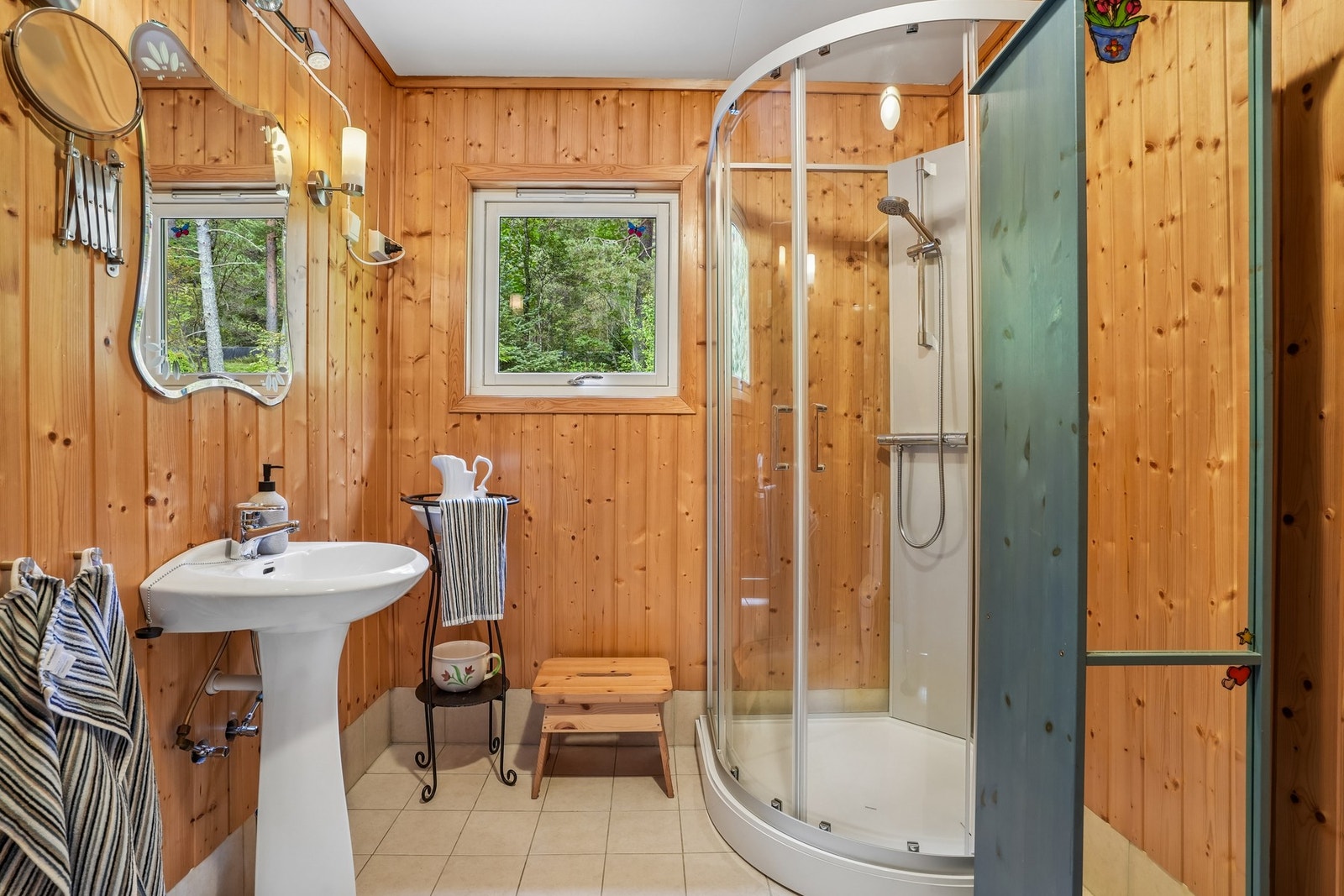 Badet er av eldre standard og gir gode muligheter til å modernisere etter egne ønsker. Galleribilde