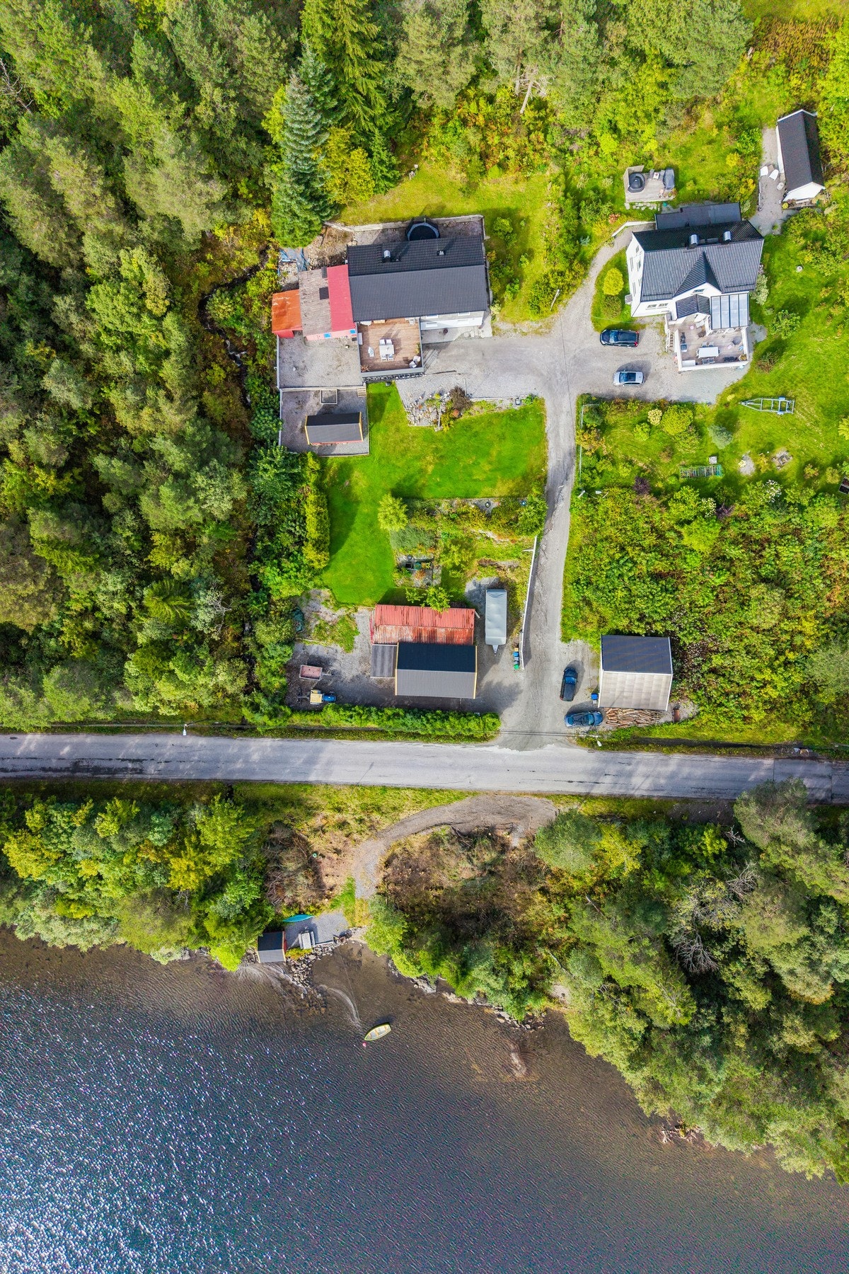 Oversiktsbilde av tomten fra nord til sør ved Brusdalsvatnet Galleribilde