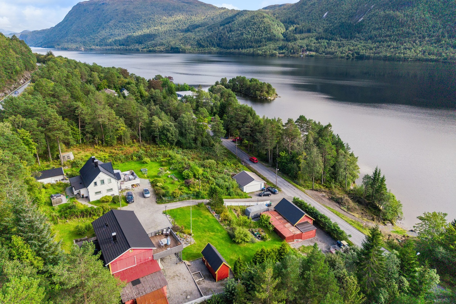 Eier av boligen deler fellesadkomst med naboen i det hvite huset. Det må påregnes felles måking og vedlikehold av grusveien. Galleribilde
