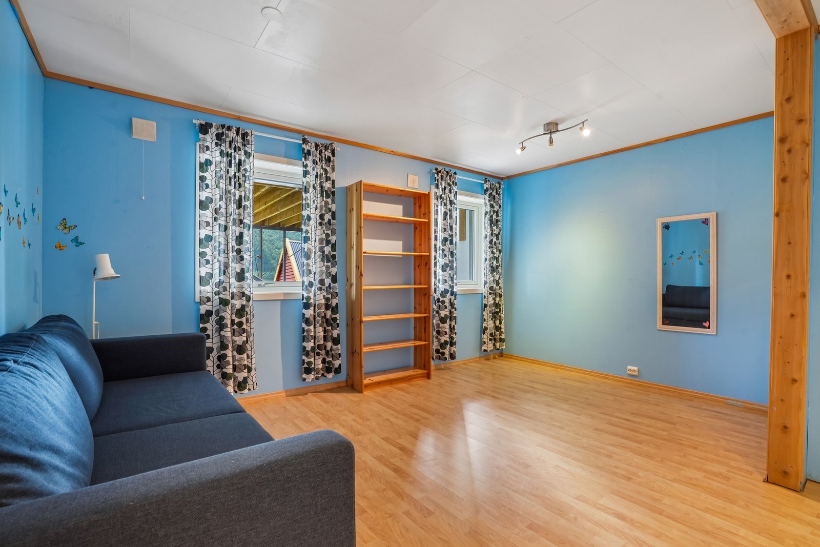 Et fleksibelt rom med god størrelse, velegnet som både oppholdsrom og soverom. Er nå et stort rom, men kan bli 2 soverom Galleribilde