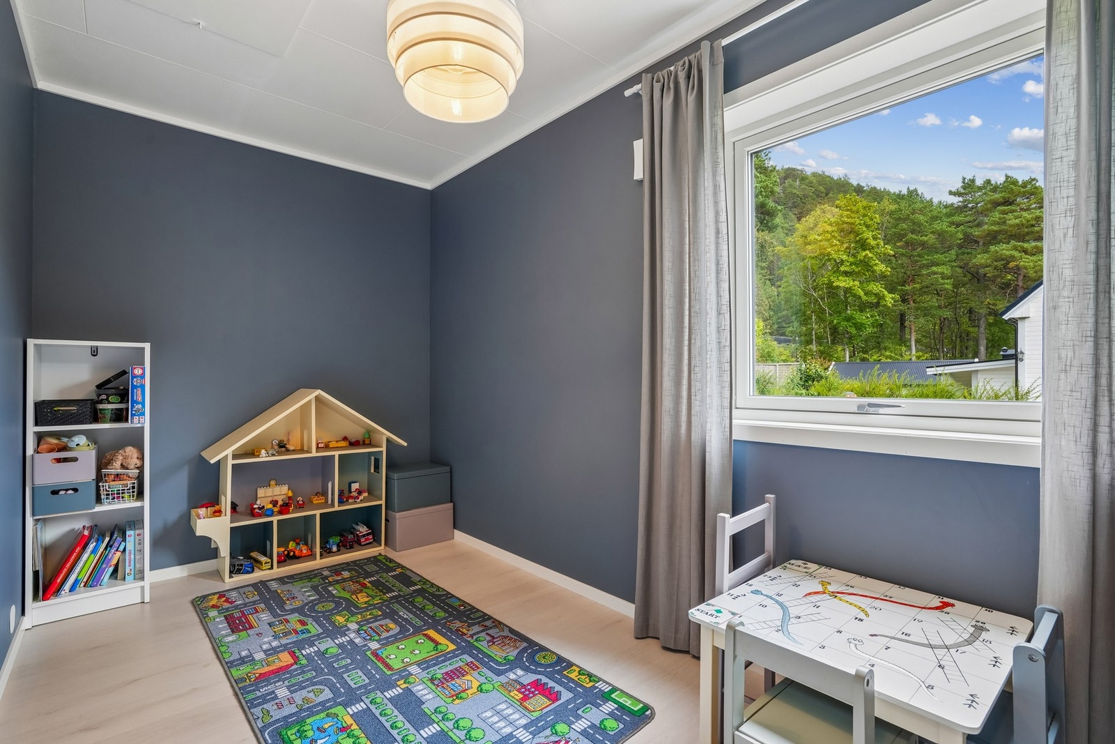 Et pent oppusset soverom, hvor moderne fargevalg gir rommet et lunt og tidsriktig uttrykk. Galleribilde
