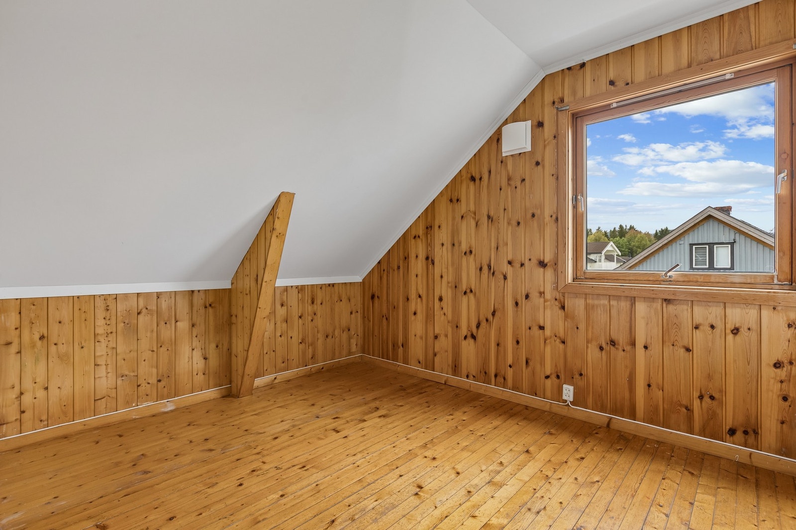 Lyst og romslig soverom. Her er det enkelt å innrede etter ønske og behov. Galleribilde