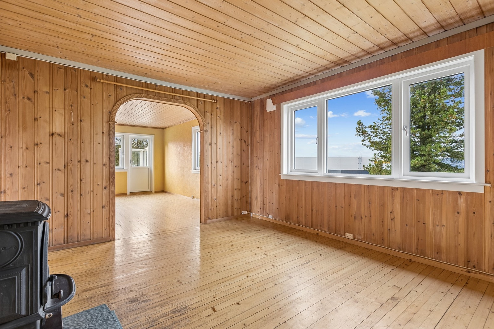 I 1. etasje er det to stuer. Oppdelingen gir flere soner for innredning. Galleribilde