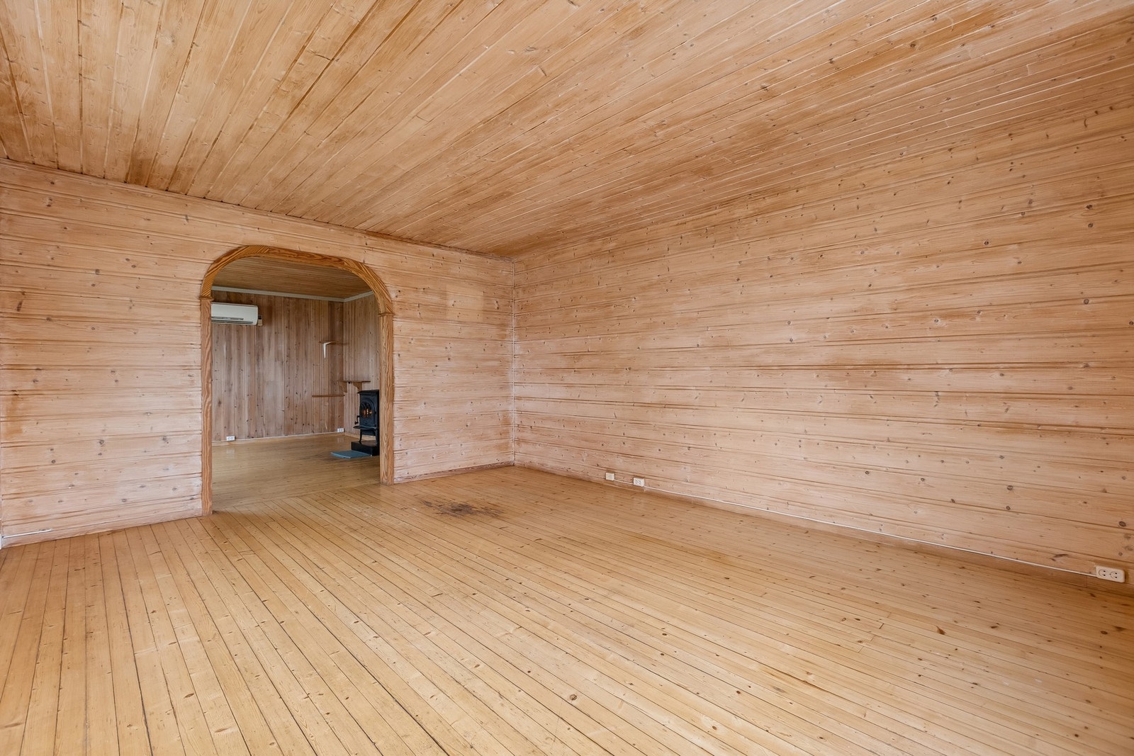Stuen er romslig og har fine soner for innredning. Galleribilde