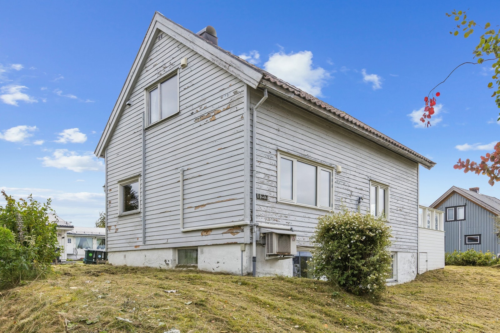 Fasaden bærer preg av manglende vedlikehold over mange år, men flere av vinduene og terrassedør er skiftet i senere tid. Galleribilde