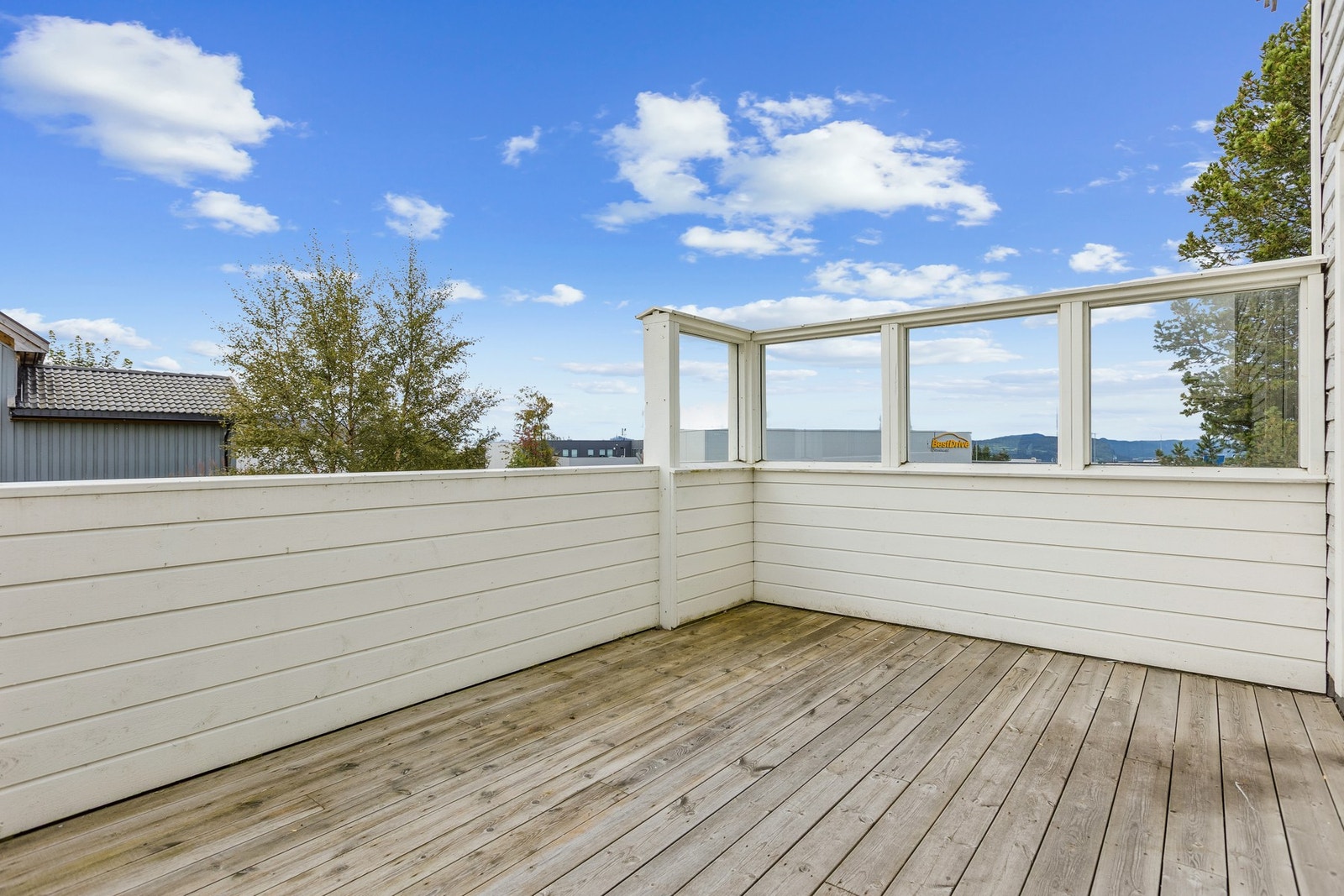 Terrassen har gode solforhold Galleribilde