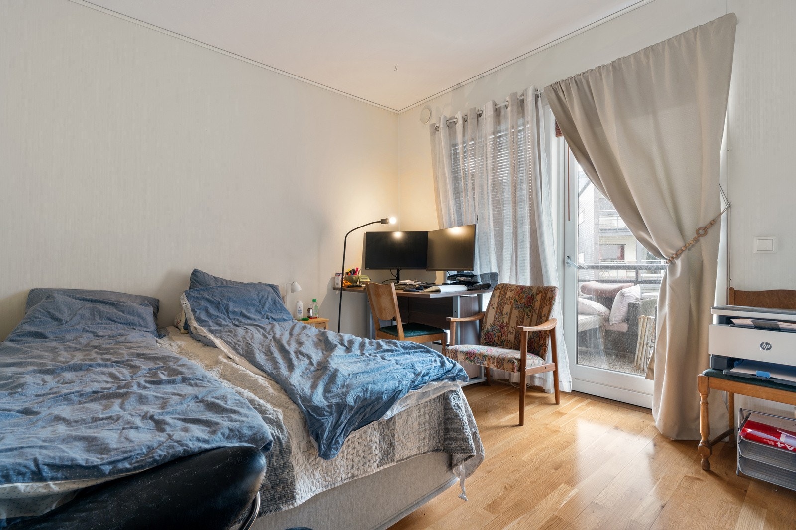 Soverommet er av god størrelse og har plass til stor seng. Soverommet har skyvedørsgarderobe og utgang til balkong