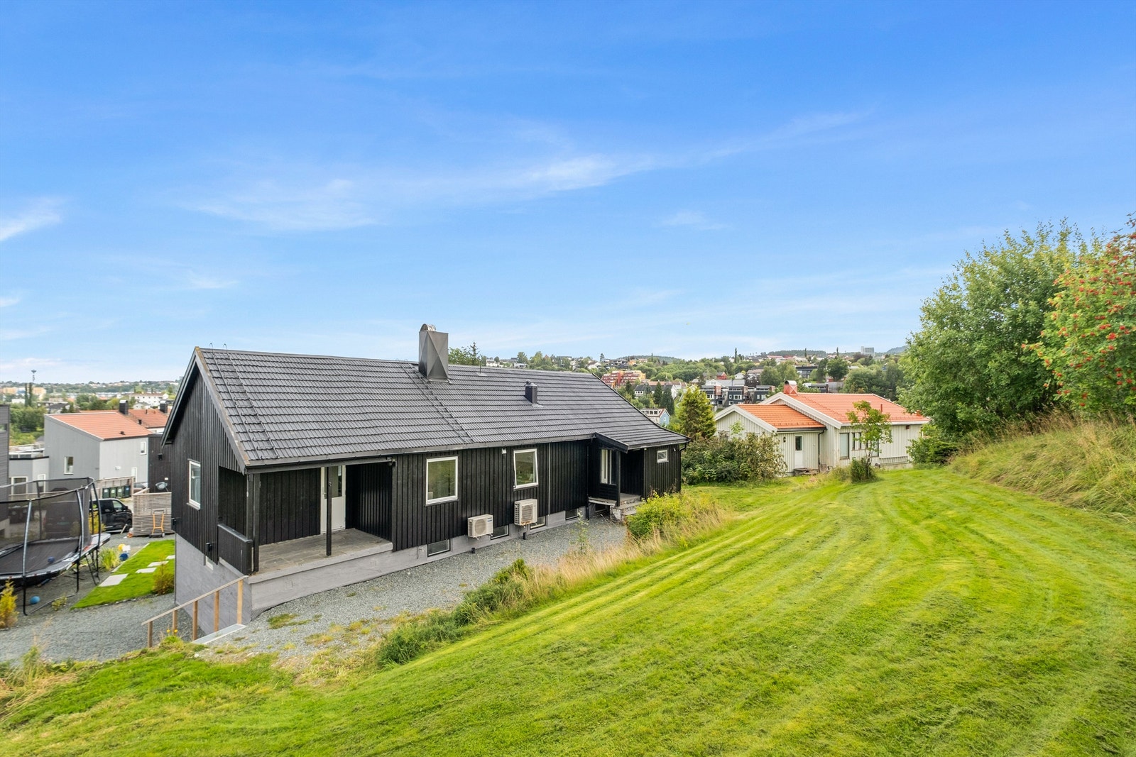 Det er gangavstand til både Nidarvoll og Fossegrenda, og Trondheim sentrum nås på rundt et kvarters kjøring. Nærmeste bussholdeplass ligger en kort spasertur unna, med gode forbindelser videre mot knutepunkter som NTNU, St. Olavs hospital og Midtbyen. Galleribilde