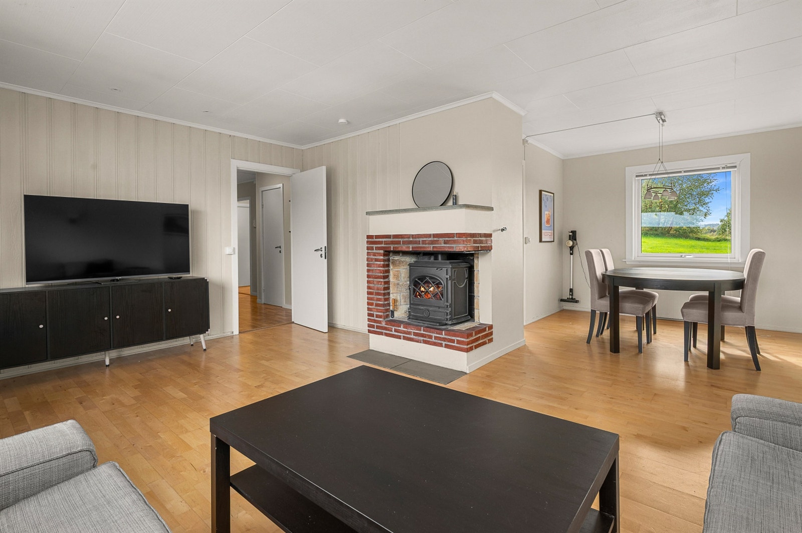 Boligen er oppvarmet med varmepumpe, peisovn, radiatorer og vannbåren gulvvarme. Galleribilde