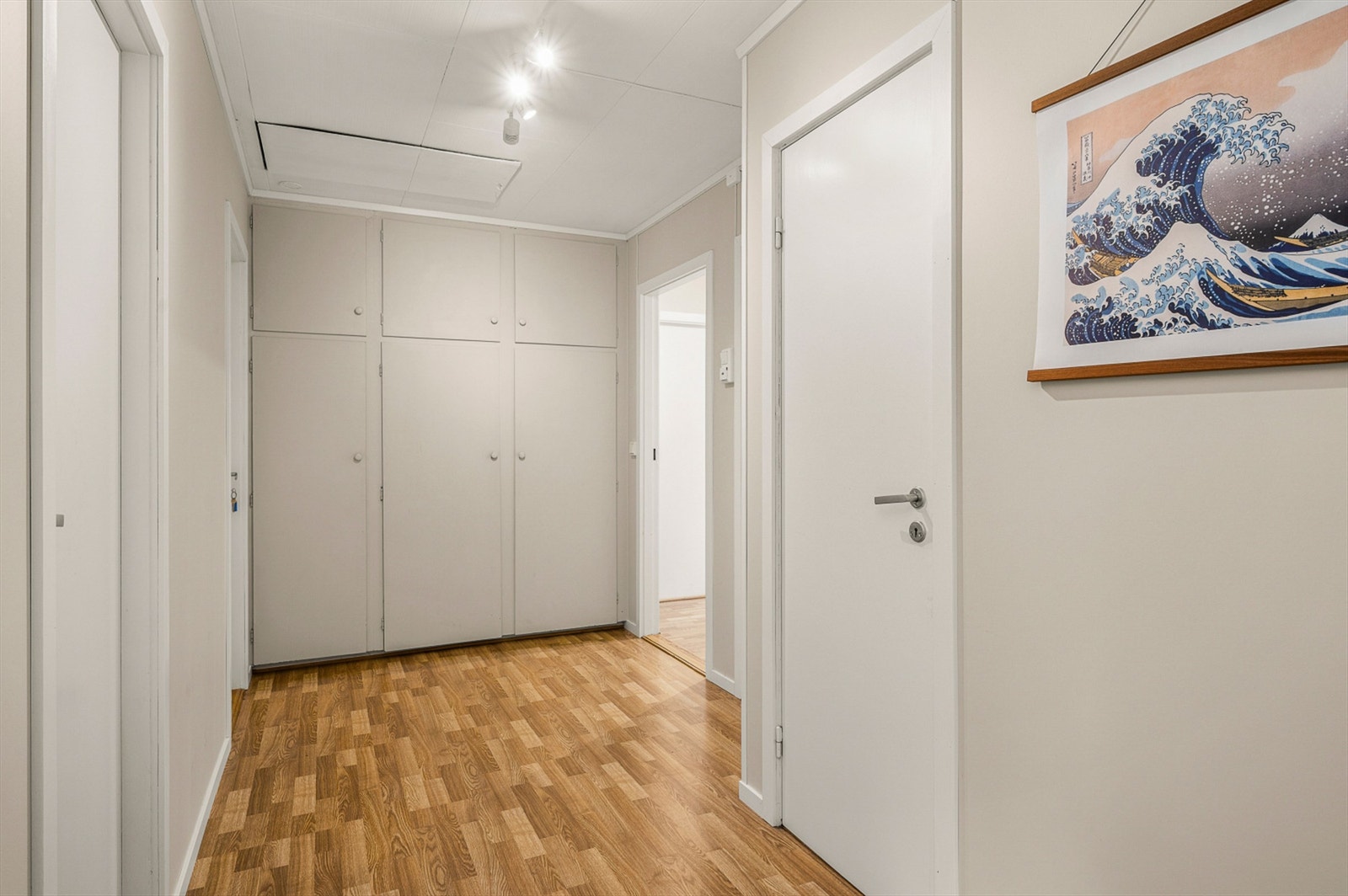 Gangen har plassbygd garderobeløsning med gode oppbevaringsmuligheter. I tillegg har boligen en utebod på 4 kvm i forbindelse med entréen. Galleribilde