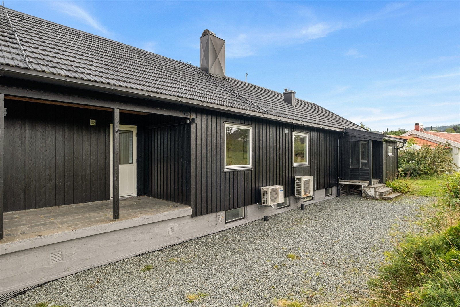 Terrassen er overbygd og vendt mot sør-vest med gode møbleringsmuligheter. Galleribilde