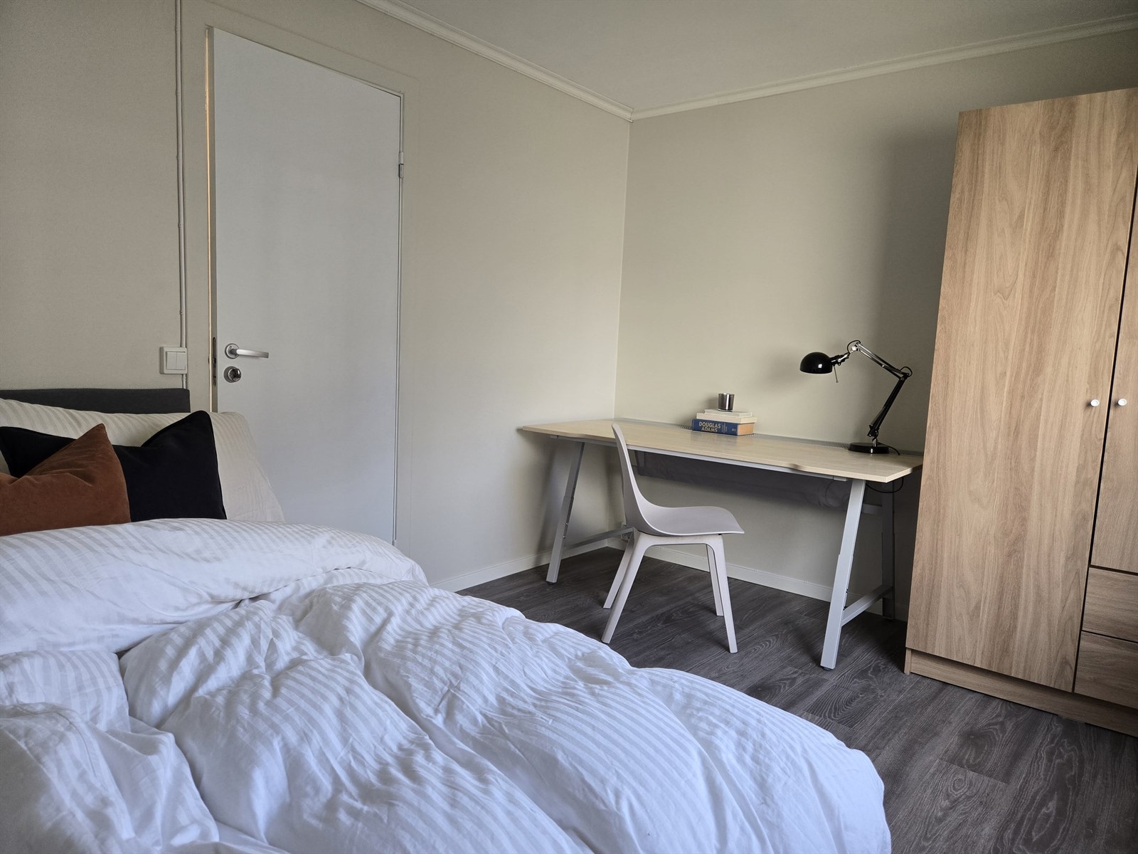 Soverom 2 i sokkeletasjen har plass til seng, skrivebord og garderobeskap. Galleribilde