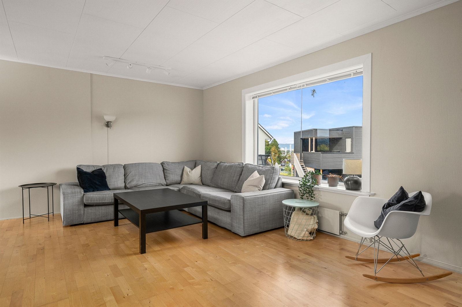 Boligen er gjennomgående lys og luftig med utstrakte vindusflater som siker rikelig med naturlig dagslys. Galleribilde