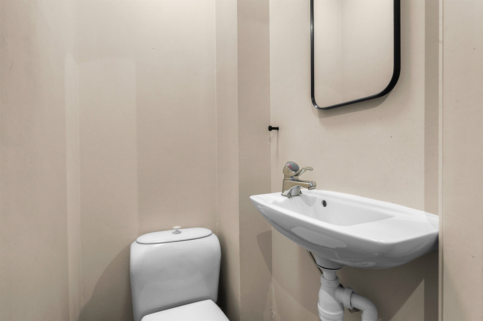 Praktisk toalettrom på 1 kvm i tilknytning til badet og gangen. Galleribilde