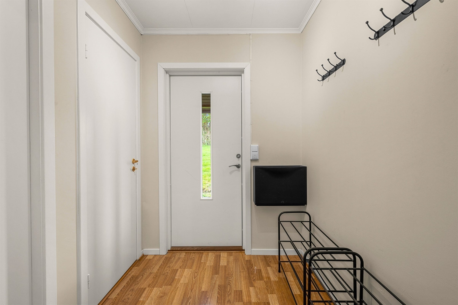 Velkommen inn! Romslig entré på 3 kvm med god plass til oppbevaring av yttertøy og sko. Galleribilde