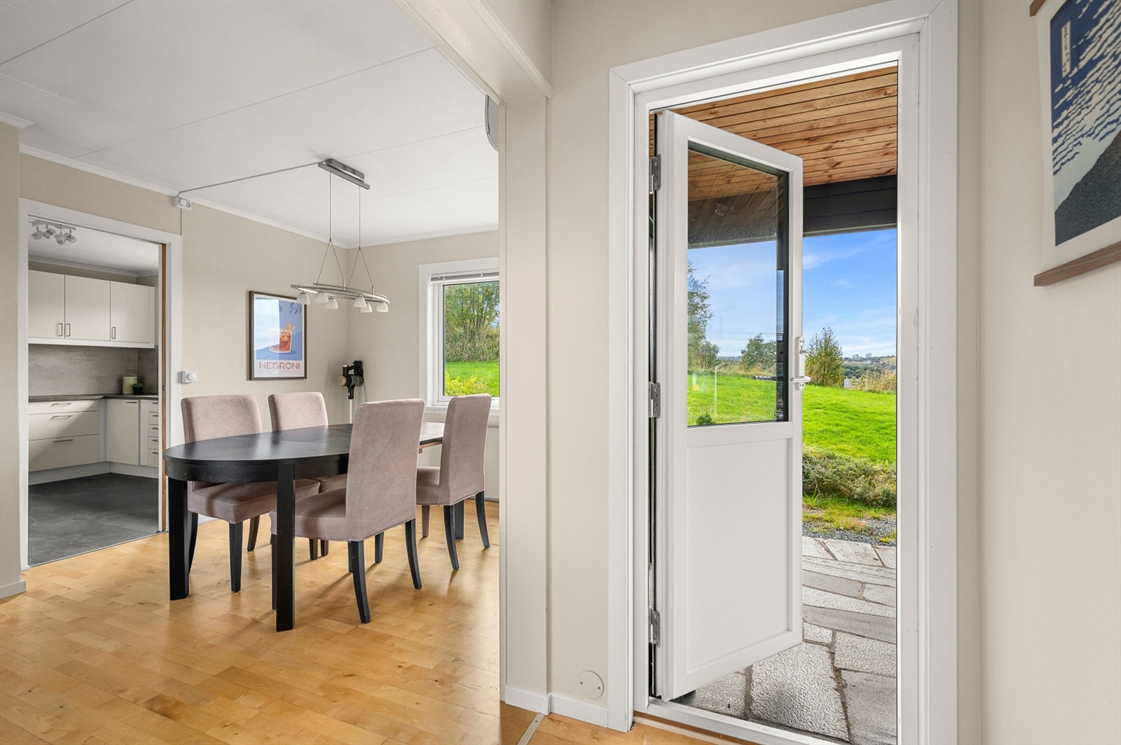 Fra stuen har man direkte utgang til en solfylt terrasse på 8 kvm. Galleribilde