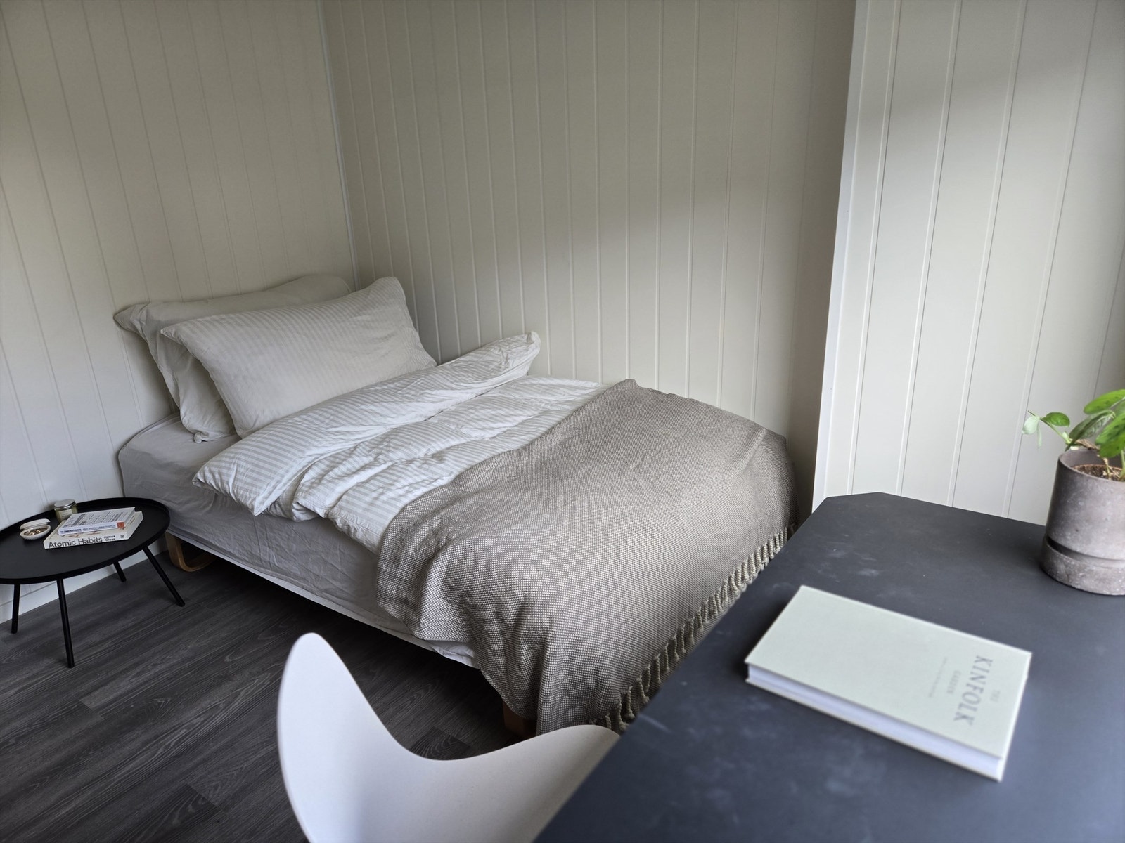 Rommet har lysmalte panelvegger og god plass til seng og nattbord. Galleribilde