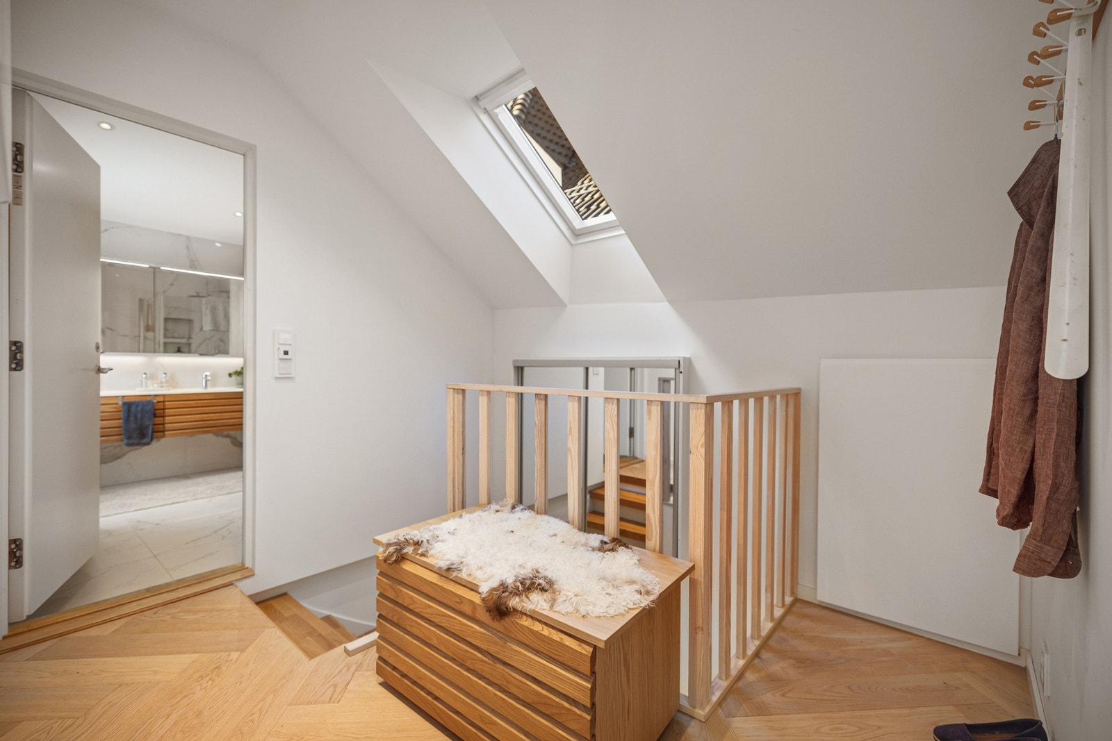 Boligens entre er romslig med god plass til oppbevaringsmuligheter. Galleribilde