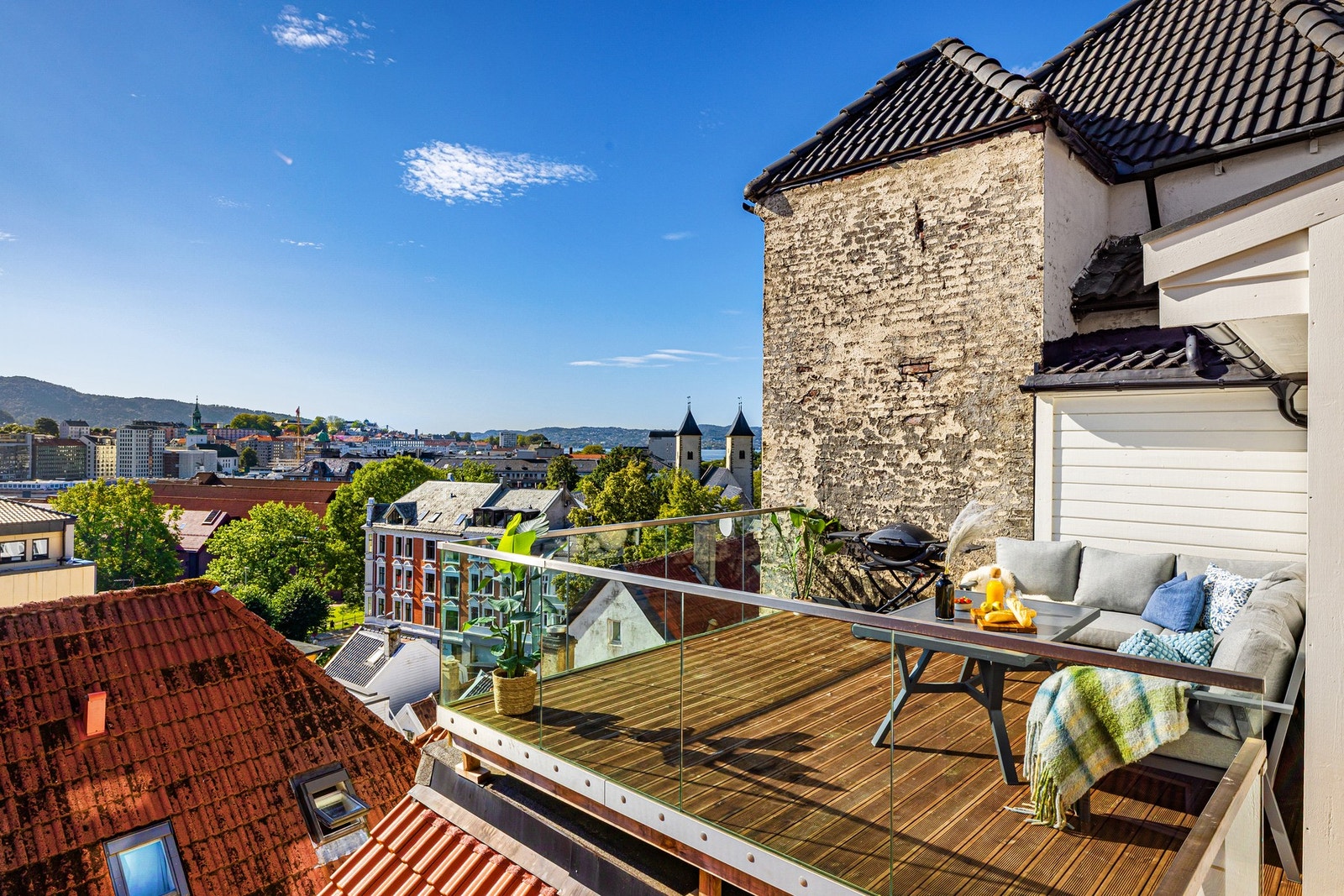 Velkommen til Steinkjellergaten 4 B, presentert av Mona Larsen / Privatmegleren Syd. Galleribilde