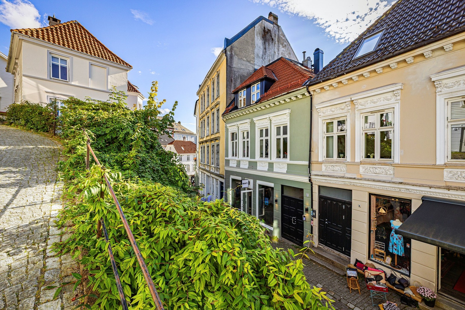 Leiligheten ligger i en rolig og tilbaketrukket gate med nærhet til alt rett utenfor døren. Galleribilde