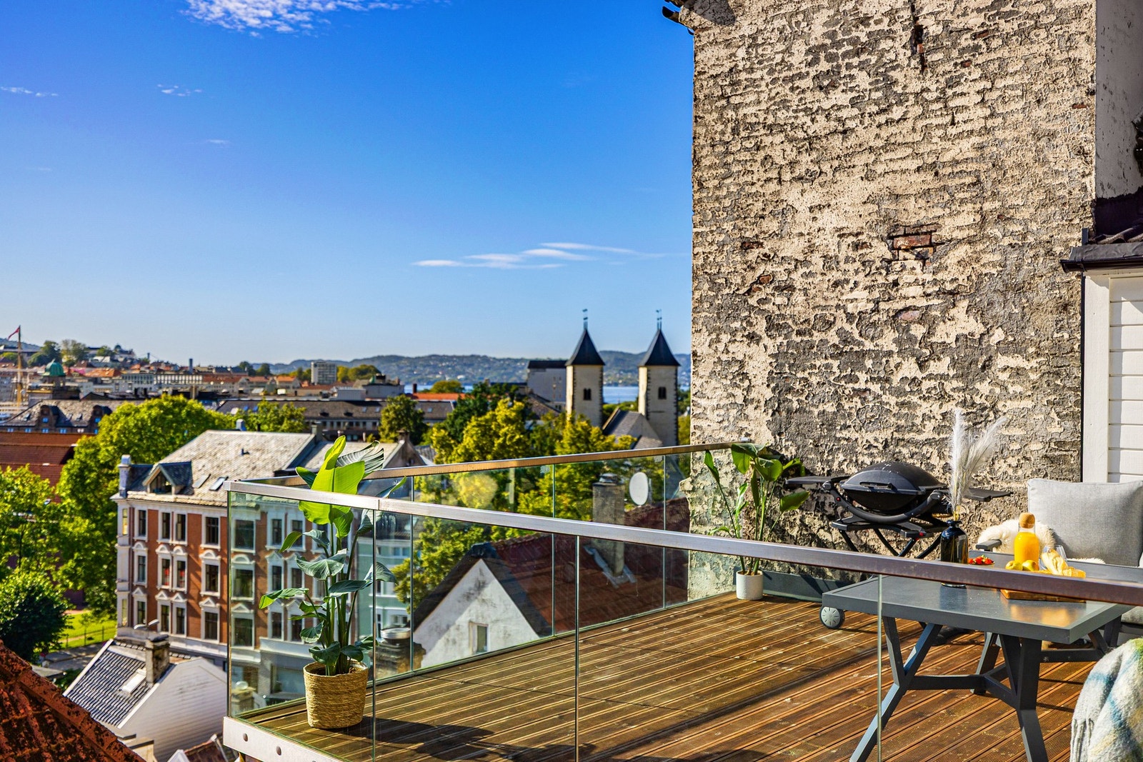 Området er kjent for sin historiske trehusbebyggelse, brosteinsgater og levende studentmiljø. Galleribilde