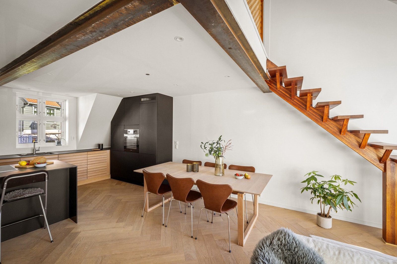 Leiligheten har en god blanding med gamle stilfulle detaljer variert med moderne løsninger. Galleribilde