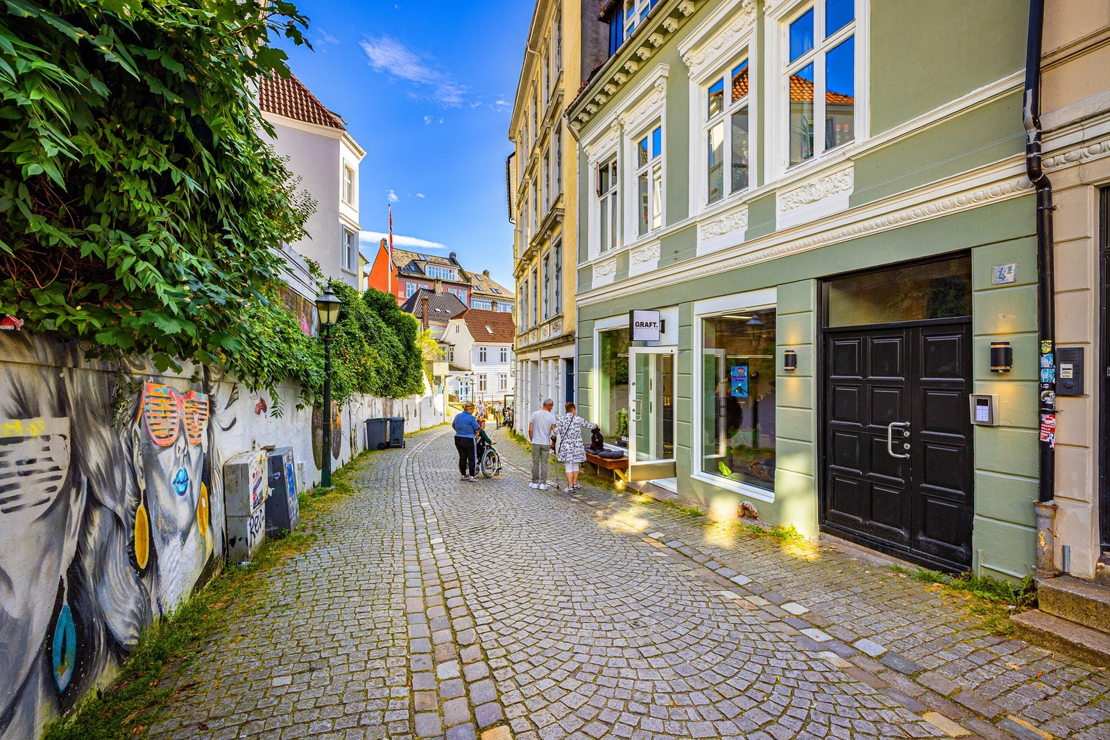 Boligen består av to leiligheten og et næringslokale. Galleribilde