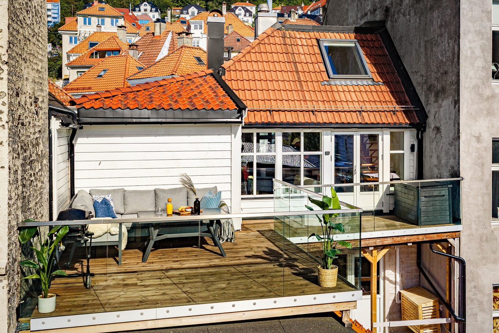 Kollektivtilbudet i området er svært godt, med både bussforbindelser og Bybanen i gangavstand. Galleribilde
