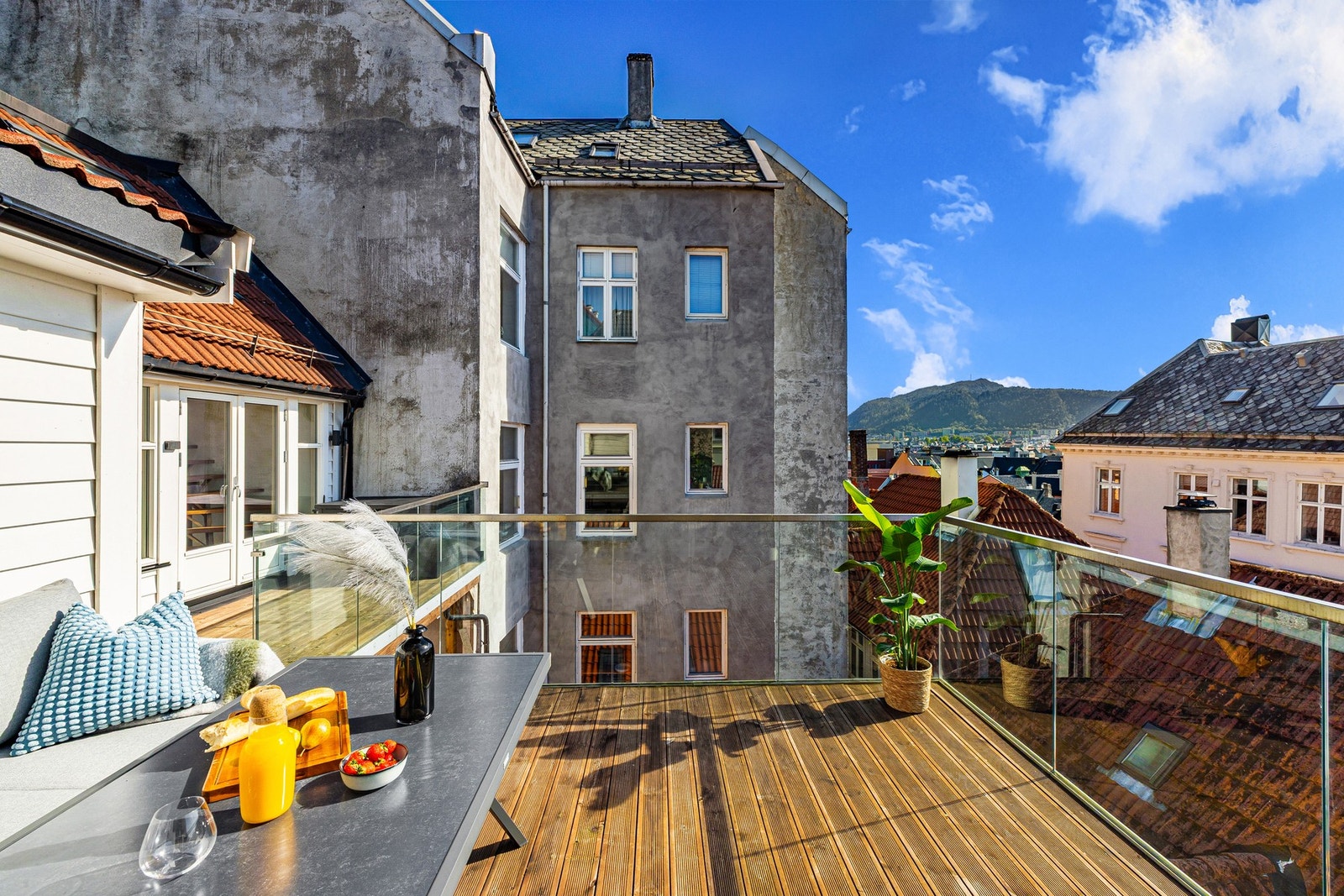 Balkongen er på 26 kvm og har fantastiske solforhold med sol fra ca kl. 12-22:00. Galleribilde