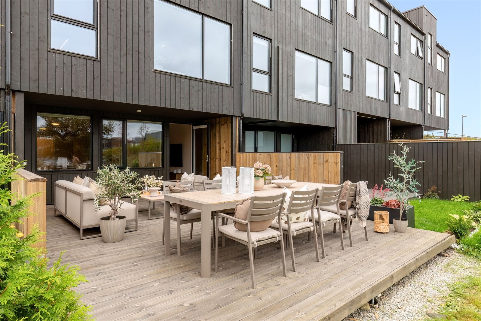 - Huset går over tre plan og byr på både 3 stuer, 3 bad og 3 soverom, med et flott uteområde - Galleribilde