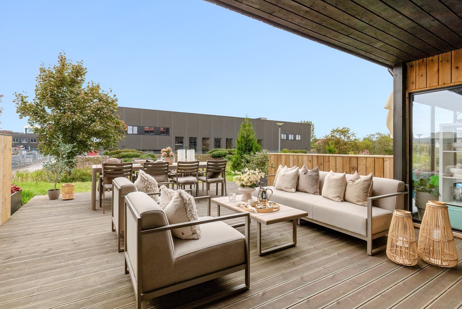 - Terrassen er delvis overbygd og har god plass til både sittegruppe, spisebord og grill - Galleribilde