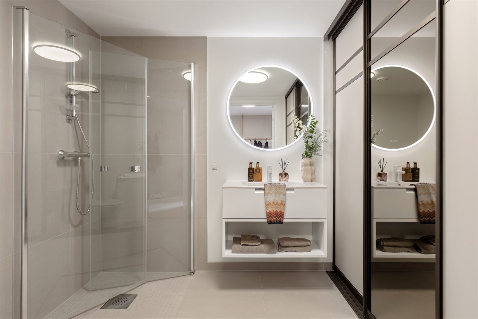 - Badet i hovedetasjen er lekkert innredet med beige 60x60 fliser, rundt speil med integrert belysning og dusjhjørne - Galleribilde