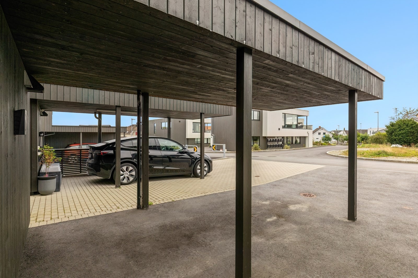 - Parkering i carport og gårdsrom. Her er det også montert elbillader - Galleribilde