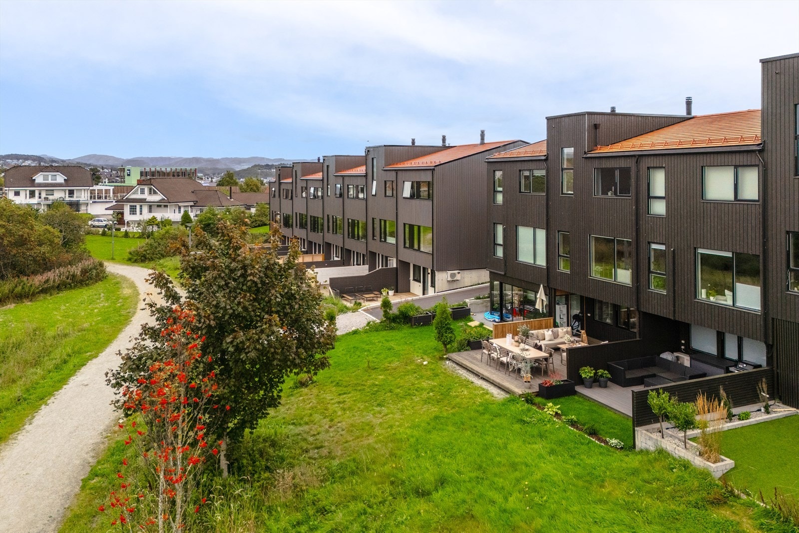 - Friområde like utenfor terrassen med tursti - Galleribilde