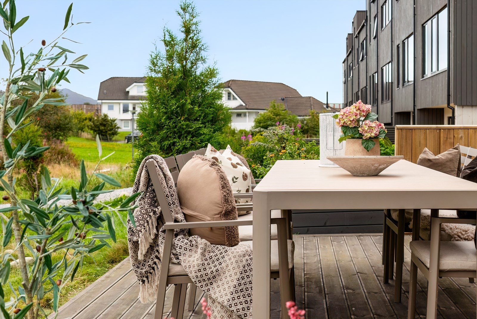 - Her kan du nyte solen på sommerdagene fra ca. klokken 17:00 til den går ned - Galleribilde