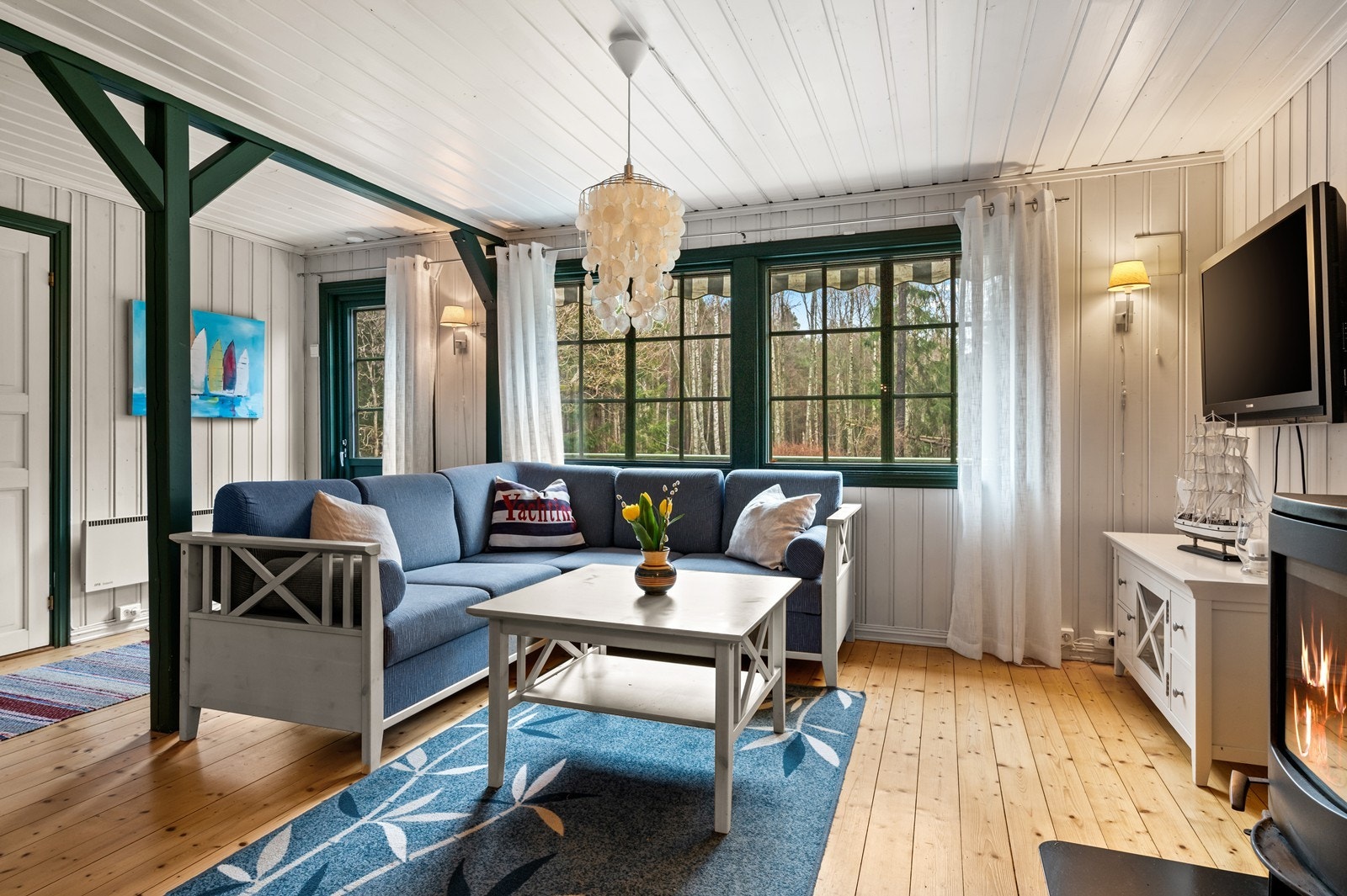 Vinduene med 2-lags glass slipper inn dagslys og gir utsyn mot den omkringliggende naturen. Galleribilde