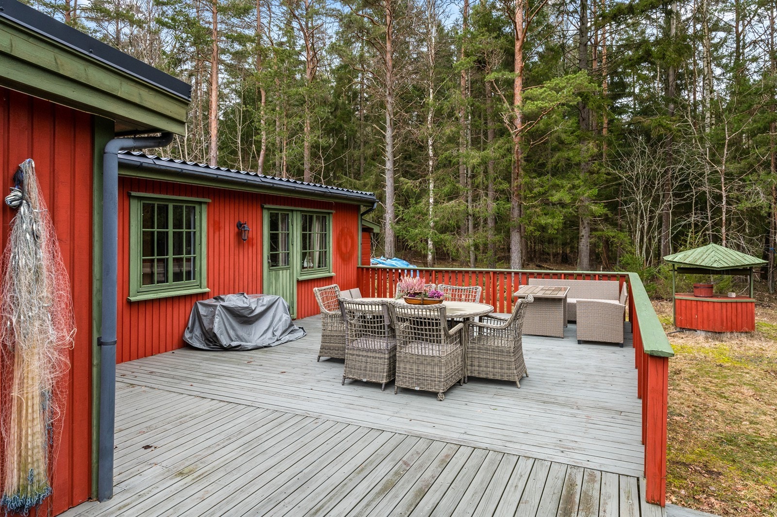 Terrassen er bygget i trekonstruksjon og binder de to hyttedelene sammen. Galleribilde