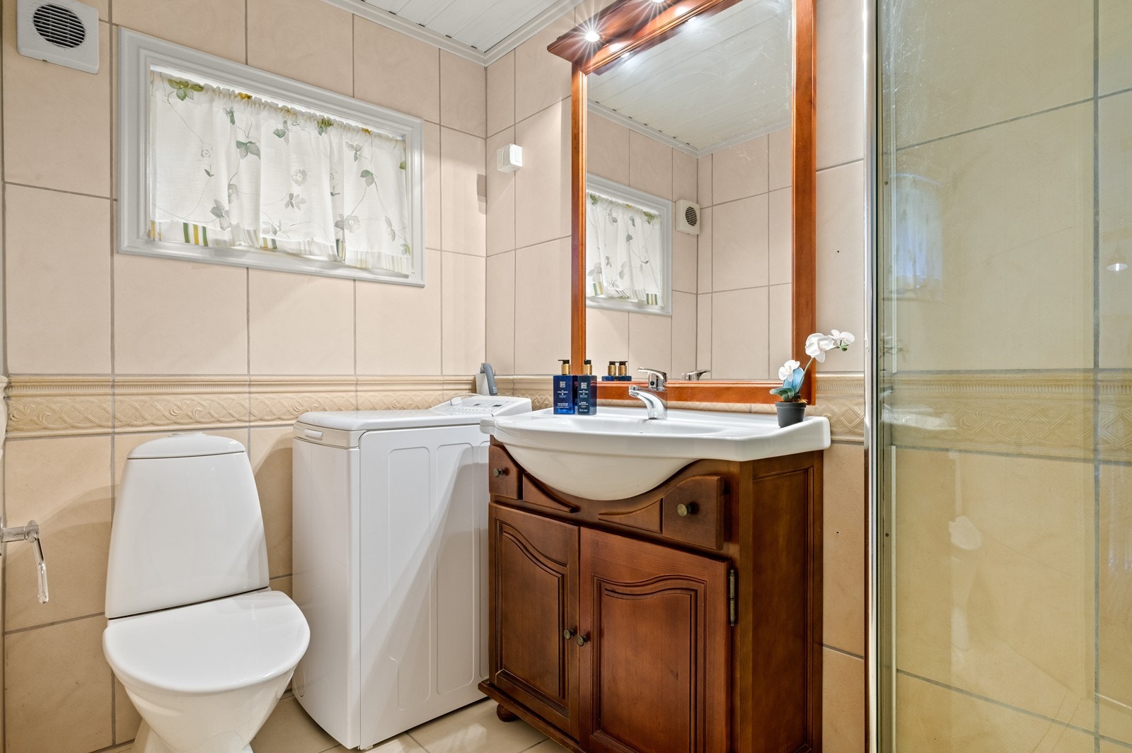 Badet i hoveddelen er flislagt og utstyrt med elektriske varme i gulvet og opplegg for vaskemaskin. Galleribilde